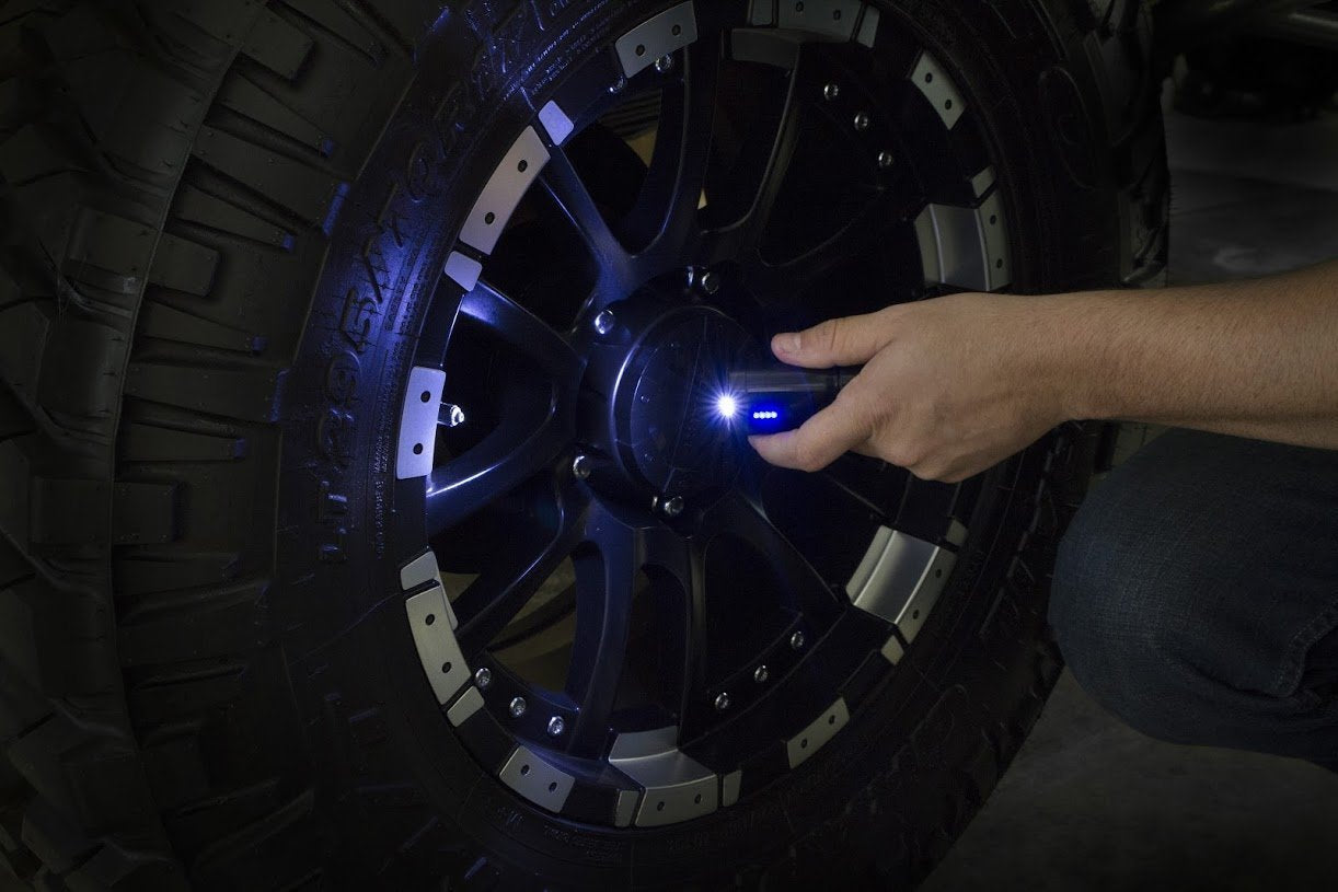 GoBat 2600 - 3 in 1 12V Car Charger with 2600 mAh Power Bank & Flashlight strobe